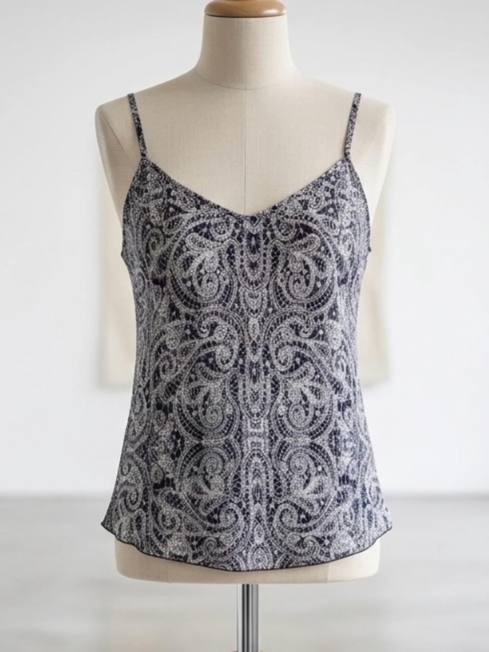 Wilfred| Aritzia| 100% Silk Paisley Grey Camisole Blouse Sz S